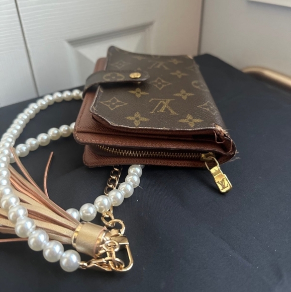 Louis Vuitton Monogram Zippy Crossbody Clutch Brown Leather Pearl & Gold Chain🎉 - Picture 7 of 11